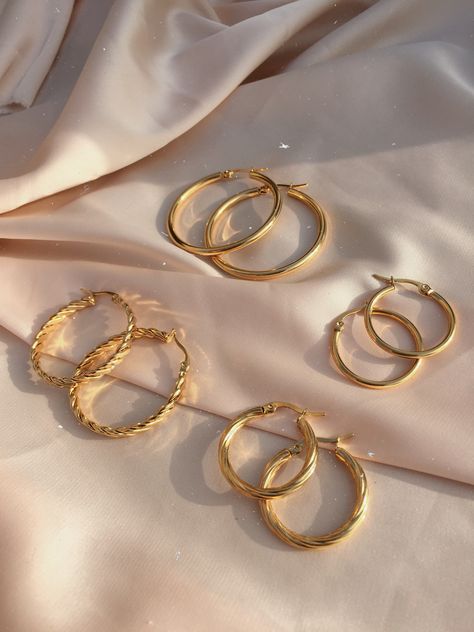 Gold Jewelry Hoop Earrings, Cute Golden Jewelry, Jewelry Inspo Gold Earrings, Dainty Gold Jewellery, Golden Earing Jewelry, Accserios Aesthetic, Gold Jewelry Aesthetic Earrings, Gold Accessories Aesthetic, Gold Earring Aesthetic