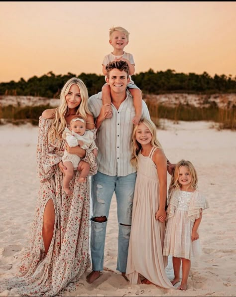 Fall Beach Outfits For Family Pictures, Family Photo Sessions Beach, Family Beach Pictures Poses Outfit Ideas, Neutral Family Beach Picture Outfits, Family Beach Pictures Neutral Colors, Fall Beach Family Pictures, Beach Family Photos Outfits 2023, Family Holiday Photos Outfits Beach, Light Neutral Outfit Ideas