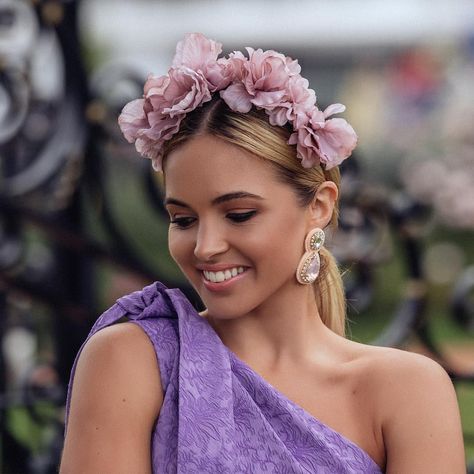 ALEXA | Pretty in pink 💕This soft floral headpiece boasts femininity | The dusty pink colour way is set to be a favourite on the field |… Race Day Hairstyles, Race Day Hair, Pink Wedding Accessories, Spring Racing Fashion, Race Day Fashion, Day Hairstyles, Dusty Pink Weddings, Floral Fascinators, Race Outfit