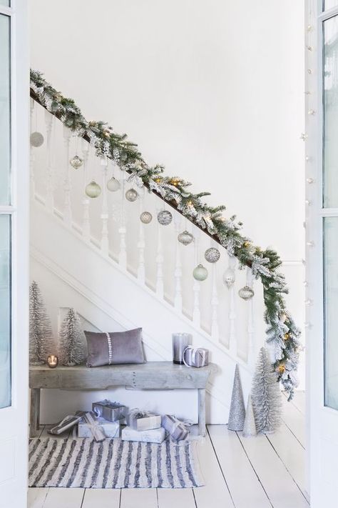 Christmas Stairs Decorations, Christmas Staircase Decor, Stairs Renovation, Christmas Stairs, Winter Wonderland Decorations, Christmas Staircase, Christmas Decorations Apartment, Stairs Makeover, Christmas Apartment