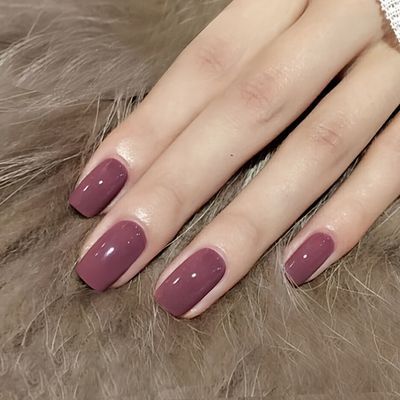 Medium Acrylic Nails Solid Color, Fall Nails Classy Almond, Taupe Pink Nails, Pretty Nail Colors For Fall, Simple Mauve Nails, Dark Mauve Nail Polish, Deep Mauve Nails, Mauve Short Nails, Mauve Dip Powder Nails