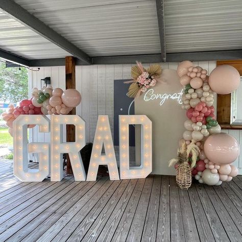 Grad Backdrop Ideas, Grad Party Color Schemes, Grad Party Backdrop Ideas, Garage Party, College Graduation Photos, Grad Party Decorations, Backdrop Ideas, Graduation Photos, Colorful Party