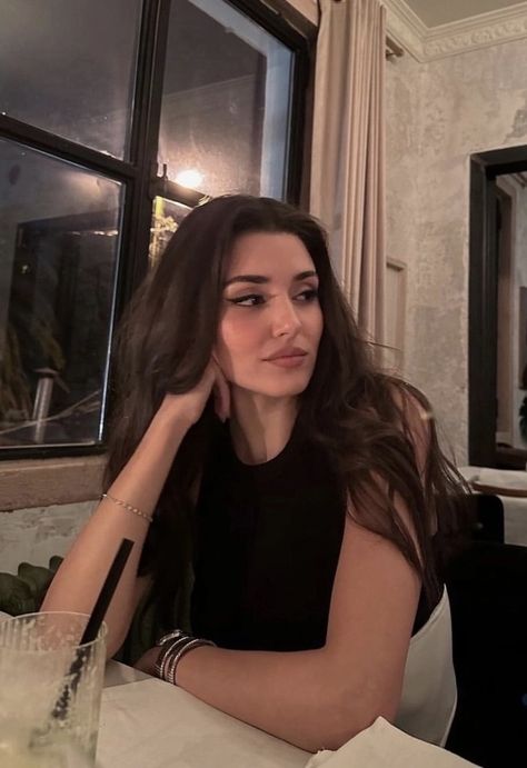 Hande Erçel Makeup, Hande Ercel Style, Turkish Beauty, Girls Makeup, Aesthetic Hair, Kingston, Aesthetic Girl, Balayage, Pretty People