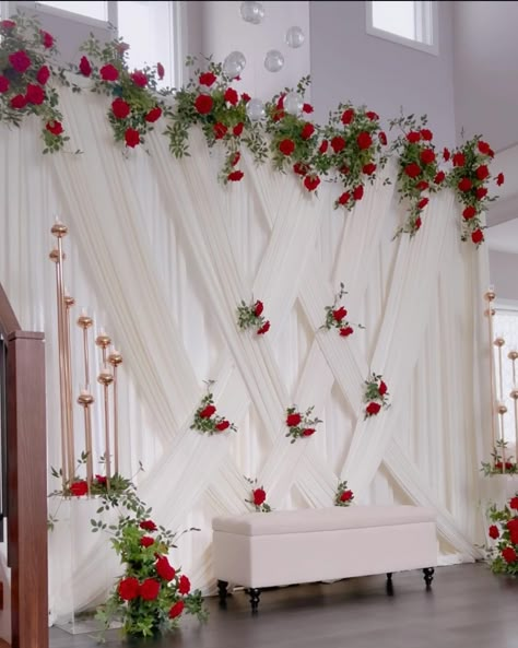 Easy Backdrop Ideas Diy, Wedding Draping Backdrop, Red And White Wedding Decorations, Unique Ideas For Wedding, Decoration Stage, Simple Wedding Bouquets, Ivory Curtains, Red Wedding Decorations, White Wedding Decorations