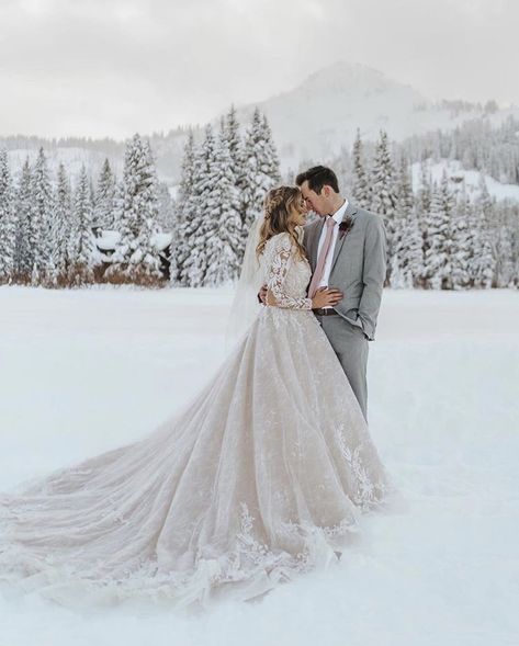 Snow Wedding Photos, Snow Wedding Dress, Wedding Couple Pictures, Snowy Wedding, Winter Wedding Photos, Snow Wedding, Utah Bride, Winter Wedding Colors, Wedding Picture Poses