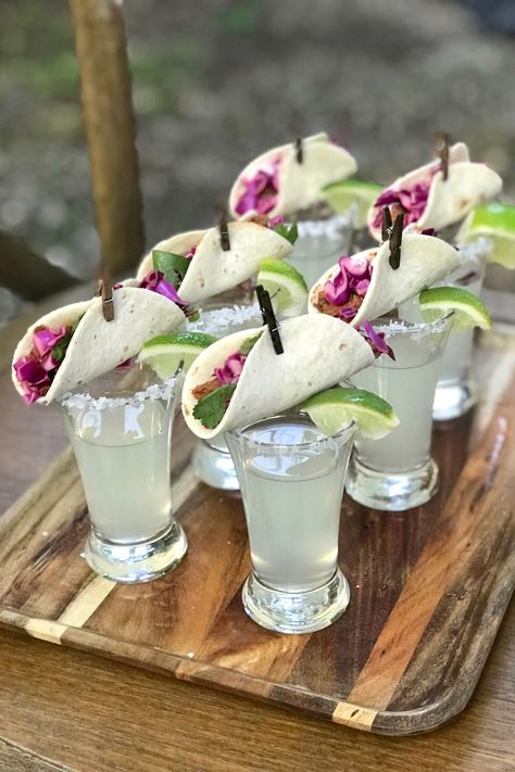 Mini Soft Tacos are placed upon shot glasses filled with margaritas for a mini-shooter pairing. Served on a tray as a wedding hors d'oeuvre during cocktail hour. Cilantro Slaw, Cocktail Hour Food, Wedding Cocktail Hour, Mini Tacos, Party Food Buffet, Hors D'oeuvres, Buffet Food, Brunch Party, Event Food