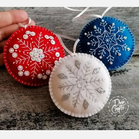 Heart Felt Ornaments, Felt Holiday Crafts, Felt Christmas Ornaments Templates, Felt Snowflakes, Christmas Felt Decorations, Christmas Pom Pom Crafts, Winter Christmas Decorations, Sewn Christmas Ornaments, Christmas Felt Ornaments