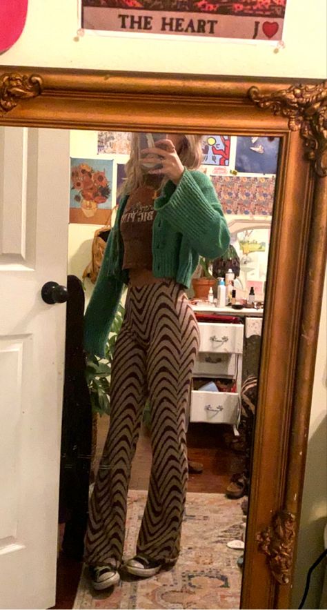 funky pants Funky Flare Pants, Funky Chic Outfits, Graphic Pants Outfit, Funky Pants Outfits, Fun Pants Outfit, Pattern Pants Outfit, Funky Fashion Outfits, Flair Pants Outfit, Funky Outfits For Women