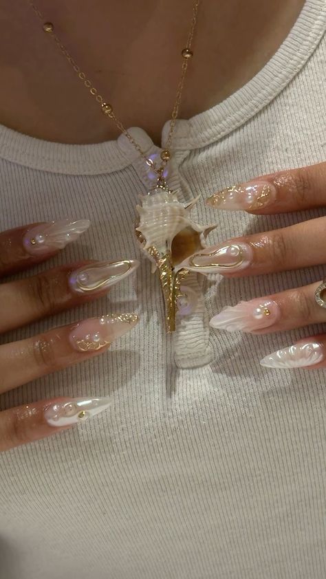 Cute Acrylic White Nails, Nails With Clear Design, Pearls Acrylic Nails, Oyster Pearl Nails, Long Pearl Nails, Pearl Nails With Gold, White Birthday Nail Ideas, Nails With Pearl Charms, Simple Pearl Nails