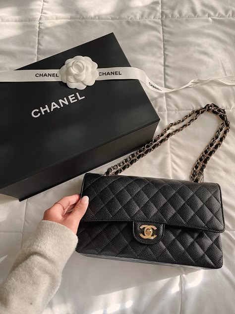 #chanel #chanelbag #ootd #musthavedesignerbag2021 #timeless Chanel Girl, Runway Vintage, Chanel Aesthetic, Chanel Classic Flap Bag, Mode Chanel, Luxury Bags Collection, Dream Bag, Classic Flap Bag, Dream Bags