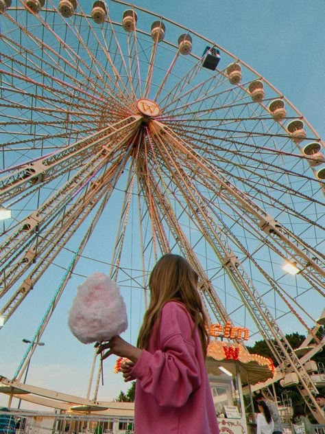 Cotton Candy Photoshoot, Biang Lala, Carnival Photo Shoots, Candy Photoshoot, Fair Pictures, Carnival Photography, Photographie Portrait Inspiration, Parc D'attraction, Fun Fair