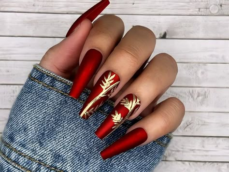 When it comes to nail polish, red and gold will never go out of style. They are timeless, classy, and sophisticated. The best thing about red nails is that they are stunning for any event. These two colors can go with many accessories and outfits. You won’t be getting bored of them anytime soon, which means you can save some money from expensive salon trips! Holiday Stilleto Nails Designs, Nye Nail Art Designs, Holiday Foil Nails, Multi Red Nails, Christmas Nails Coffin Long, Not So Christmas Nails, Red Satin Nails, Red And Gold French Nails, Red White And Gold Christmas Nails