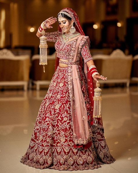 Bride Poses Long Dress Poses, Bollywood Photoshoot, Dupatta Draping, Dress Poses, Wedding Highlights Video, Bridesmaid Photoshoot, Bride Photos Poses, Pose Photography, Lightroom Presets For Portraits