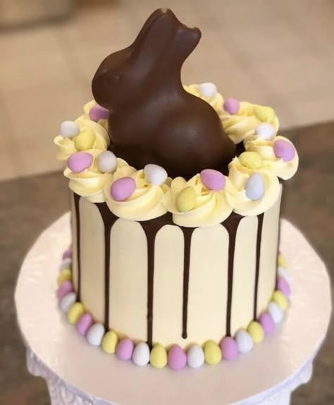 Easter Food Decoration Ideas, Easter Cake Designs Ideas, Easter Brunch Set Up, Easter Bakery Ideas, Easter Cake Pop, Easter Cakes And Cupcakes, Easter Cakes Ideas, Easter Themed Cakes, Easter Cake Designs