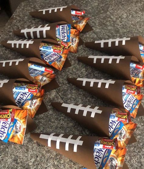 Football Mom Snack Ideas, Cheer Themed Snacks, Football Party Gift Bag Ideas, Youth Football Snack Ideas, Football Themed Birthday Party Favors, Football Game Day Treats For Players, Flag Football Snacks For Kids, Snacks For Football Players, Football Game Snacks For Players