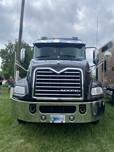 Mack Trucks For Sale, Trucks For Sell, Truck Living, Truck Pics, Iphone Screen Repair, Video Call With Boyfriend Screen Photo, Iphone Repair, Truck Interior, Mack Trucks