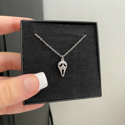 Scream Jewelry, Scream Necklace, Ghost Necklace, Pretty Jewelry Necklaces, Face Necklace, Scream Movie, The Scream, Ghost Face, Jewelry Accessories Ideas