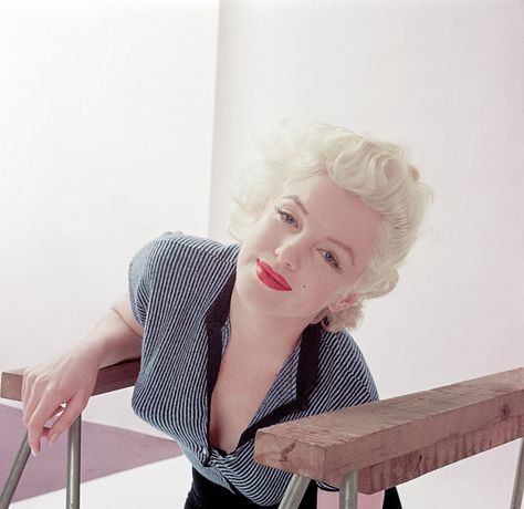 From December 1955, Milton Greene took this image in his daylight studio, a converted barn at his home in Weston, Connecticut. Monroe often stayed with Greene and his family during this period in their friendship. Marilyn Monroe Books, Marilyn Monroe Life, Monroe Marilyn, Photos Rares, Milton Greene, Norma Jean Baker, Candle In The Wind, Joe Dimaggio, Marilyn Monroe Photos