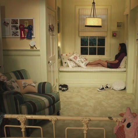 PRETTY LITTLE LIARS!!!!!!!: How to Make Your Room Look Like Emily Fields' Room Ikea Pillows, Emily Fields, Stranger Things Dr, Teen Room Decor, Room Goals, Dreamy Room, Dream Room Inspiration, Teen Room, House Room