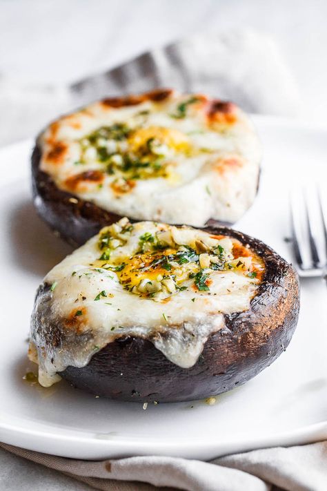 Cheesy Stuffed Portobello Mushrooms - A low carb, keto-friendly breakfast that's totally addicting. Portobello Recipes, Portabella Mushrooms Recipes, Mushroom Cheese, Mushroom Breakfast, Stuffed Portobello Mushrooms, Portobello Mushroom Recipes, Mushrooms Recipes, Portabella Mushrooms, Cheese Keto