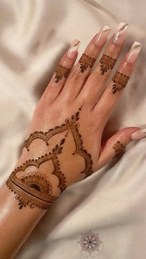 Simple Design Henna, Mehandi Simple Aesthetic, Mehendi Designs Very Simple, Mehdi Designer Simple Front Hand, Aesthetic Finger Mehendi Designs Simple, Simple Mendhi Design Back Hand, Henna Designs For Teens, Mehndi Designs For Chubby Hands, Cute Simple Mehendi Designs