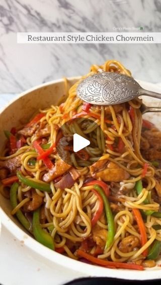 Spaghetti Recipes With Vegetables, Chicken Chowmein Recipe, Spaghetti Restaurant, Chowmein Recipe, Pepper Spaghetti, How To Make Noodles, Lemon Powder, Instagram Restaurant, Boiled Chicken Recipes