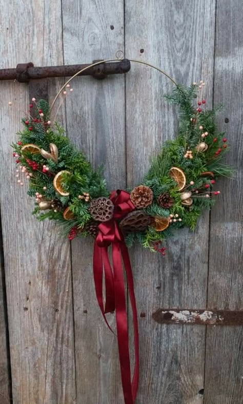 Advent Door Decorations, Garden Ornaments Ideas, Julkransar Diy, Navidad Natural, Cheap Garden, Ornaments Ideas, Sustainable Christmas, Xmas Wreaths, Christmas Inspo