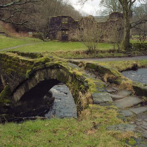 Willowbrook Park: Building Bridges... Old Bridges, Image Nature, Stone Bridge, Foto Art, Old Stone, English Countryside, Fantasy Landscape, Abandoned Places, The Bridge