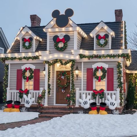 Disney Christmas Decor Ideas, Disney Theme Christmas, Disney Christmas Decorations Outdoor, Disney Christmas Decorations Diy, Disney House Decor, Mickey Christmas Tree, Christmas Crafts Tree, Disney Farmhouse, Disney Decor Bedroom