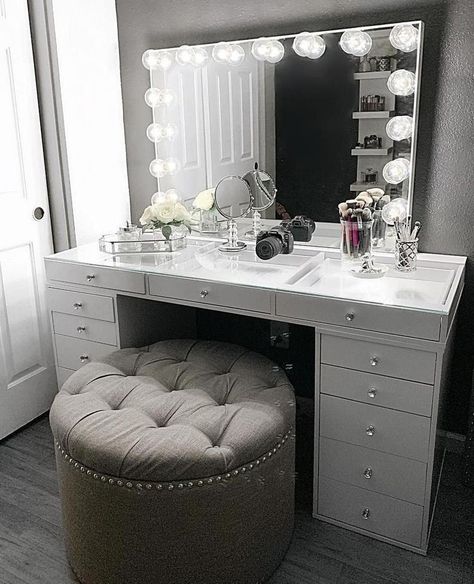 Makeup Vanity Mirror With Lights, Design Ložnic, Beauty Room Vanity, Mirrored Vanity Table, Hollywood Vanity Mirror, Makeup Room Decor, Dekorasi Kamar Tidur, Vanity Room, Makeup Rooms