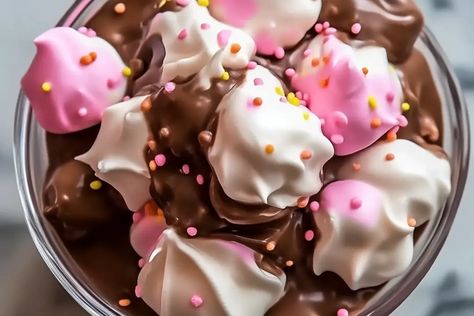 Easy Cool Whip Candy - recipestasteful Cool Whip Candy, Sweet Snack Mix, Finger Desserts, Cool Whip Desserts, Christmas Candy Easy, Easy Christmas Candy Recipes, Sugar Free Pudding, Easy Christmas Treats, Candy Recipe