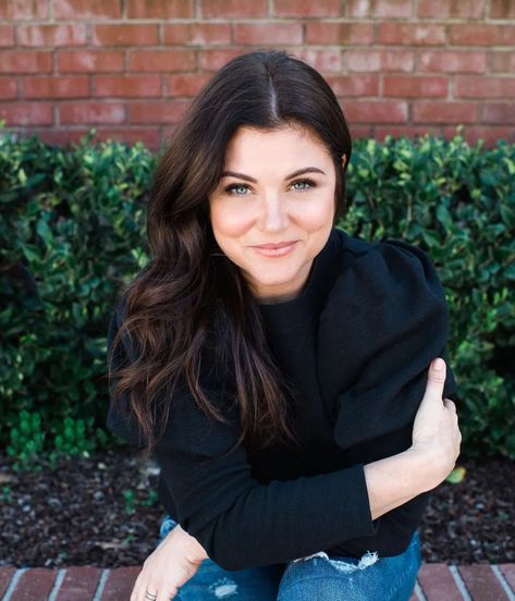 Tiffani Thiessen Drops Her Skin-Care Routine | Glamour Sophia Vergara, Tiffany Amber, Tiffani Amber Thiessen, Alexa & Katie, Tiffani Thiessen, Comedy Clips, Headshot Poses, Favorite Hairstyles, Kate Beckinsale