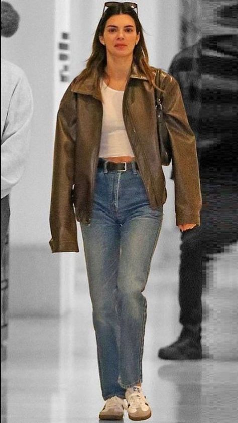 Kendall 2023 Outfit, Kendall Jenner Jean Jacket, Kendall Jenner Casual Outfits 2023, Model Off Duty Outfits Winter, Kendall Jenner Recent Outfits, Autumn 2023 Style, Kendall Jenner Autumn Style, Model Off Duty Winter Outfits, Ootd Kendall Jenner