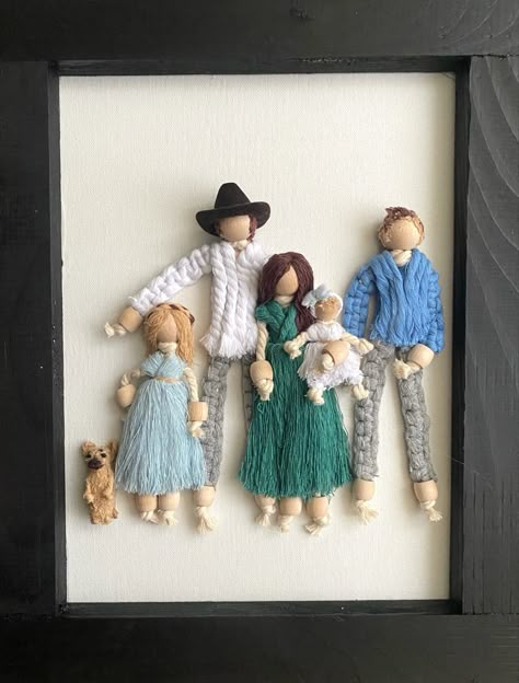 Custom Macrame Family Doll Portrait Fiber Art Photo Family Photos Macrame Family Dolls, Family Macrame, Doll Macrame, Macrame Family, Macrame Dolls, Diy Dolls Making, Wood Peg Dolls, Photo Family, Male Doll