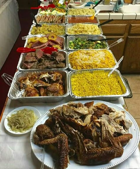 Yummy Bbq Spread Table, Buffet Style Food Ideas, Bbq Buffet Table Ideas, Birthday Party Food Buffet, Backyard Party Food, Wedding Buffet Food, Bbq Catering, Catering Buffet, Food Buffet