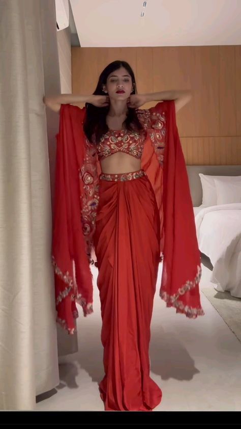 Indian Sagai Outfit, Modern Wedding Outfit Guest, Red Ethnic Wear Indian, Wedding Guest Dress Indian, Traditional Outfits Indian, Sari Outfits, Indian Wedding Outfits Guest For Women, Indian Wedding Guest Outfit Ideas, Dhoti Sari