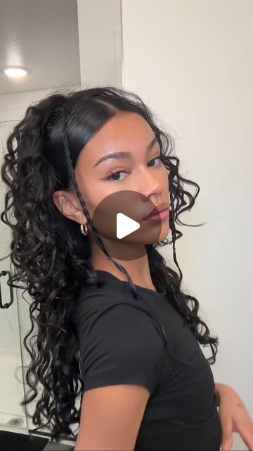 Night Out Hairstyles Curly Hair, Very Easy Curly Hairstyles, Curl Hair Styling, Hair Styles For Messy Hair, Easy Cute Simple Hairstyles, School Picture Day Hairstyles Curly Hair, Curly Baddie Hairstyles, Cute Hairstyles For School Curly Hair, Girls Hairstyles Curly Hair