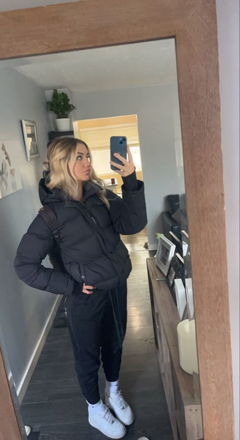 Gray Puffer Jacket Outfit, Superpuff Outfit, Super Puff Outfit, Puff Outfit, Puff Jacket Outfit, Puffer Jacket Outfit Ideas, Gray Hoodie Outfit, Puffer Jacket Outfits, Mirror Pic Ideas