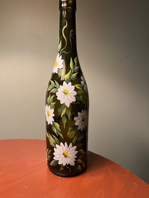 Painted Glass Bottles Diy Decor, Wine Bottle Painting Ideas Acrylic, Wine Bottle Painting Ideas, Bottle Mandala, Wine Bottle Chimes, Beer Bottle Art, Bottle Paint, Painted Glass Bottles, Hand Painted Wine Bottles