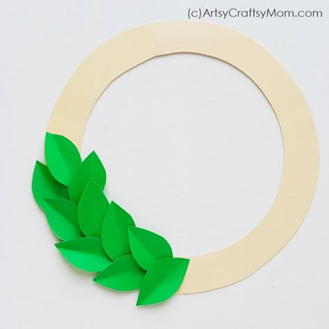 Olympic Wreath Craft, Wreath Out Of Paper, Paper Holly Wreath, Construction Paper Wreath, Wreath Template Free Printable, Wreath Crafts For Kids, Paper Wreath Diy Christmas, Diy Paper Wreath, Cubical Ideas