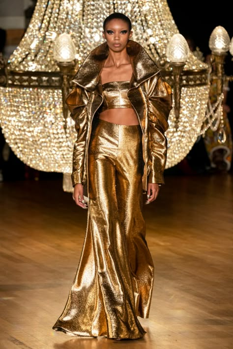 Gold Fashion Editorial, Opulence Outfit, Metallic Editorial, Dubai Fashion Week, Look Disco, Golden Dress, Gold Outfit, Metal Clothing, Metal Fashion