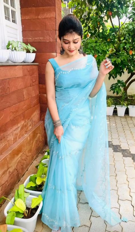 College Saree Look, Sifon Saree, Saree Gown Party Wear, Bridal Outfits Indian, Bridesmaid Dresses Indian, Iphone Image, Indian Bridesmaid Dresses, Lehenga Saree Design, Simple Saree Designs