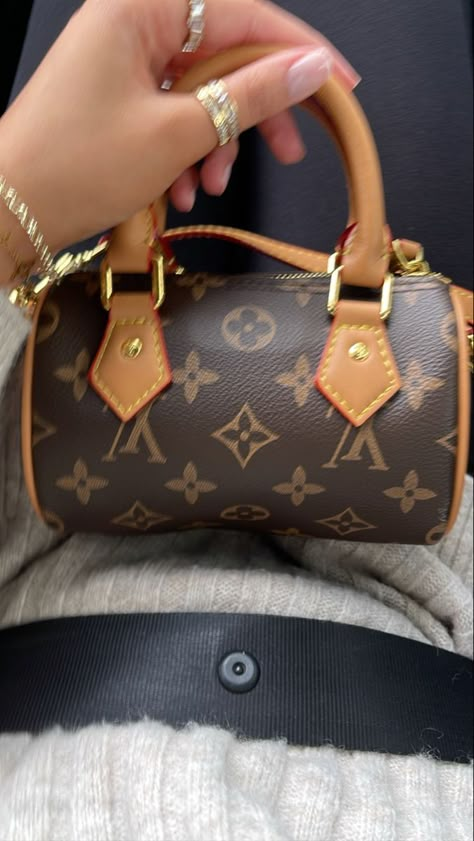 Homemade Jewelry Ideas, Uni Bag, Sac Louis Vuitton, Jewelry Traditional, Luxury Bags Collection, Handbag Essentials, Lv Purse, Bag Obsession, Girly Bags