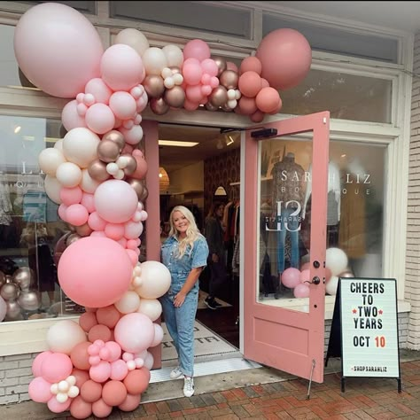 MomsKloset Balloon Boutique on Instagram: “This past week we celebrated so many business anniversaries!! Congrats to all these boss babes for letting us be part of your milestones…” Salon Balloon Arch, Boutique Anniversary Ideas, Boutique Birthday Party Ideas, Shop Opening Decoration Ideas, Shop Opening Balloon Decoration, Boutique Grand Opening Ideas, Inauguration Decor, Grand Opening Ideas Business Decorations, Future Job Aesthetic