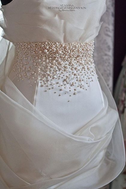 Detail Couture, Embroidery Fashion Detail, Pearl Embroidery, Bridesmaid Pearls, Couture Embroidery, Bead Sewing, Bead Embroidery Patterns, Embroidery Designs Fashion, Couture Details