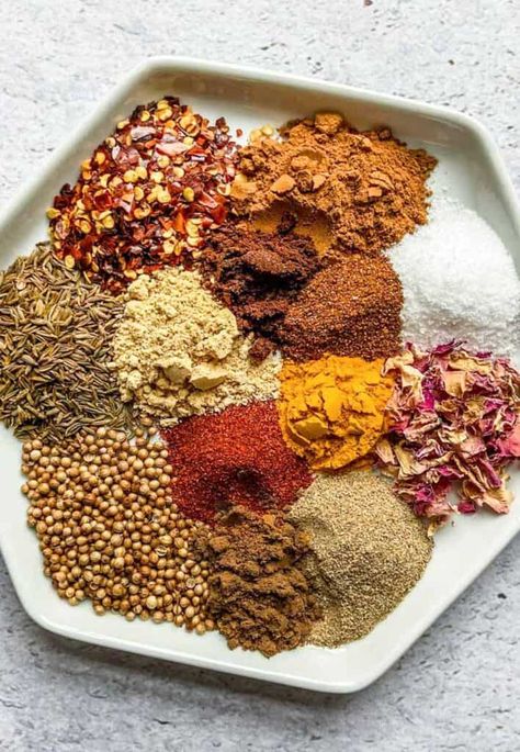 Here's what you'll need to make your own ras el hanout spice blend at home. Ras El Hanout Recipe, Moroccan Spice Blend, Turkish Spices, Middle East Food, African Spices, Middle East Recipes, Moroccan Dishes, Spice Blends Recipes, Moroccan Spices