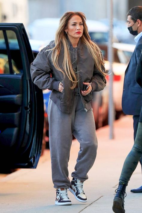 Ways To Style Sweatpants, Grey Sweats Outfit, Stylish Sweatpants Outfits, Styling Sweatpants, Chic Sweatpants Outfit, Gray Sweatpants Outfit, Jennifer Lopez Outfits, Cute Sweatpants Outfit, Jogging Outfit