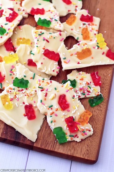 White Chocolate Gummy Bear Bark | Community Post: 26 Delicious And Easy-To-Make Chocolate Bark Recipes Gummy Bear Party Ideas, Chocolate Gummy Bears, Bark Candy, Bark Recipes, Chocolate Bark Recipe, Candy Bark, Candy Recipe, Bark Recipe, Chocolate Bark