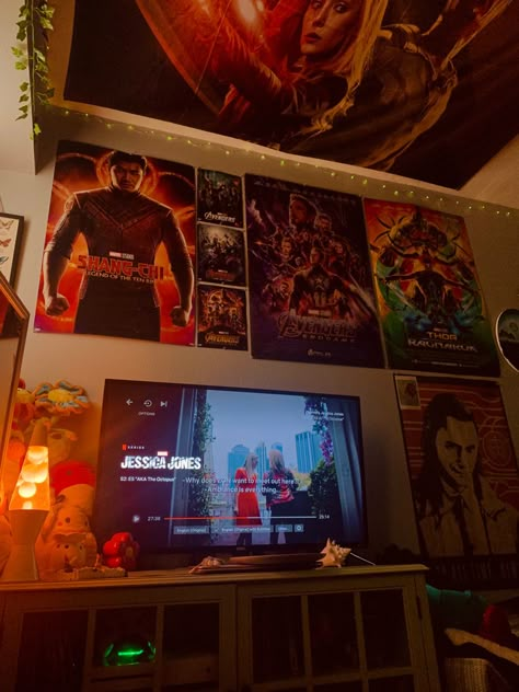 Marvel Dr Room Ideas, Wandavision Room Decor, Marvel Aesthetic Room Decor, Marvel Fan Aesthetic Room, Marvel Bedroom Ideas Aesthetic, Room Ideas Aesthetic Marvel, Marvel Fans Aesthetic, Marvel Wall Collage Pictures, Marvel Aesthetic Bedroom