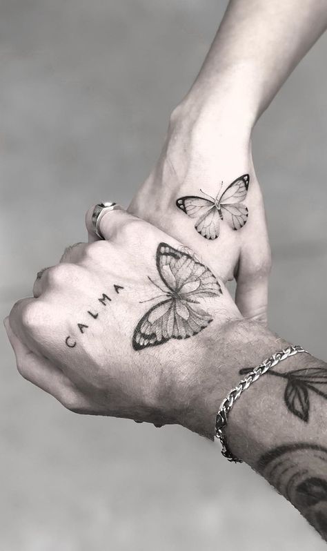 Tattoos Arm Mann, Herren Hand Tattoos, Tattoos Illustration, Butterfly Hand Tattoo, Unique Butterfly Tattoos, Small Chest Tattoos, Couple Matching Tattoo, Matching Couple Tattoos, Small Arm Tattoos